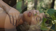PEOPLE - Miley Cyrus happy mit Verlobungsring in ihrem neuen Music Video 'Malibu'