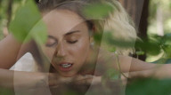 PEOPLE - Miley Cyrus happy mit Verlobungsring in ihrem neuen Music Video 'Malibu'
