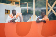 NEWS - Italien: Ankunft von Flüchtlingen in Salerno