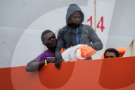 NEWS - Italien: Ankunft von Flüchtlingen in Salerno