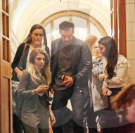 PEOPLE - Aidan Turner und  Eleanor Tomlinson nachts in London unterwegs