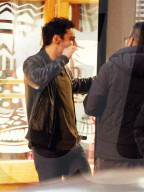 PEOPLE - Aidan Turner und  Eleanor Tomlinson nachts in London unterwegs