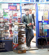 PEOPLE - Aidan Turner und  Eleanor Tomlinson nachts in London unterwegs