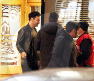 PEOPLE - Aidan Turner und  Eleanor Tomlinson nachts in London unterwegs