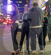 PEOPLE - Aidan Turner und  Eleanor Tomlinson nachts in London unterwegs