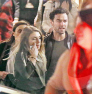 PEOPLE - Aidan Turner und  Eleanor Tomlinson nachts in London unterwegs