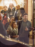 PEOPLE - Aidan Turner und  Eleanor Tomlinson nachts in London unterwegs