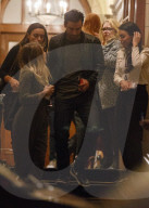 PEOPLE - Aidan Turner und  Eleanor Tomlinson nachts in London unterwegs