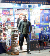 PEOPLE - Aidan Turner und  Eleanor Tomlinson nachts in London unterwegs