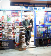 PEOPLE - Aidan Turner und  Eleanor Tomlinson nachts in London unterwegs