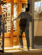 PEOPLE - Aidan Turner und  Eleanor Tomlinson nachts in London unterwegs
