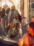 PEOPLE - Aidan Turner und  Eleanor Tomlinson nachts in London unterwegs