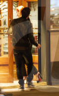 PEOPLE - Aidan Turner und  Eleanor Tomlinson nachts in London unterwegs