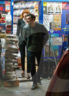 PEOPLE - Aidan Turner und  Eleanor Tomlinson nachts in London unterwegs