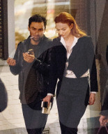 PEOPLE - Aidan Turner und  Eleanor Tomlinson nachts in London unterwegs