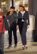 PEOPLE - Aidan Turner und  Eleanor Tomlinson nachts in London unterwegs