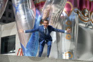 PEOPLE - Jeff Koons posiert vor seiner 'Seated Ballerina' Skulptur in New York