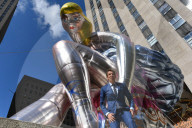 PEOPLE - Jeff Koons posiert vor seiner 'Seated Ballerina' Skulptur in New York