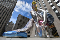 PEOPLE - Jeff Koons posiert vor seiner 'Seated Ballerina' Skulptur in New York