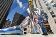 PEOPLE - Jeff Koons posiert vor seiner 'Seated Ballerina' Skulptur in New York