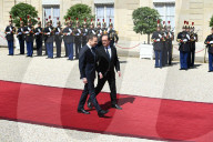 NEWS - Amtseinführung in Frankreich: Emmanuel und Brigitte Macron ziehen ins Elysée ein 