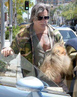 EXKLUSIV - Mickey Rourke mit seinem Hund in Beverly Hills unterwegs