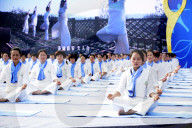 FEATURE - Massen-Yoga in China