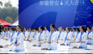 FEATURE - Massen-Yoga in China