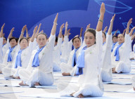 FEATURE - Massen-Yoga in China