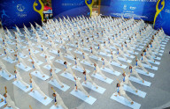 FEATURE - Massen-Yoga in China