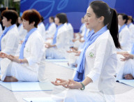 FEATURE - Massen-Yoga in China