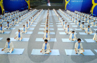 FEATURE - Massen-Yoga in China