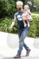 PEOPLE - Behati Prinsloo und Adam Levine mit Baby Dusty Rose unterwegs