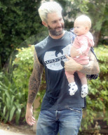 PEOPLE - Behati Prinsloo und Adam Levine mit Baby Dusty Rose unterwegs