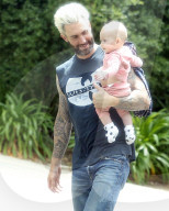 PEOPLE - Behati Prinsloo und Adam Levine mit Baby Dusty Rose unterwegs