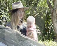 PEOPLE - Behati Prinsloo und Adam Levine mit Baby Dusty Rose unterwegs