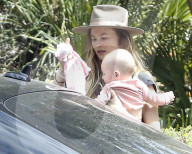 PEOPLE - Behati Prinsloo und Adam Levine mit Baby Dusty Rose unterwegs