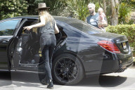 PEOPLE - Behati Prinsloo und Adam Levine mit Baby Dusty Rose unterwegs