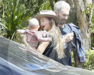 PEOPLE - Behati Prinsloo und Adam Levine mit Baby Dusty Rose unterwegs