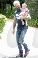 PEOPLE - Behati Prinsloo und Adam Levine mit Baby Dusty Rose unterwegs