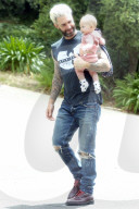 PEOPLE - Behati Prinsloo und Adam Levine mit Baby Dusty Rose unterwegs