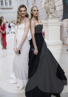 EXKLUSIV - Models posieren bei 'Art of the In-Between' im Metropolitan Museum in New York