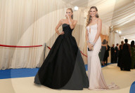 EXKLUSIV - Models posieren bei 'Art of the In-Between' im Metropolitan Museum in New York