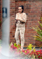 EXKLUSIV - Stephanie Davis blass und ohne Make-Up in Liverpool