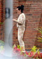 EXKLUSIV - Stephanie Davis blass und ohne Make-Up in Liverpool