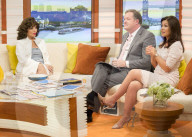 PEOPLE - Dame Joan Collins zu Besuch in den ITV Studios