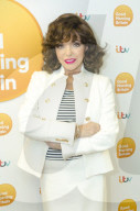 PEOPLE - Dame Joan Collins zu Besuch in den ITV Studios