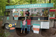 FEATURE - Abfalltausch im Wald von Dean