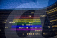 NEWS - Brüssel: Der Sitz der europäischen Kommissin leuchtet in Regenbogenfarben