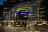 NEWS - Brüssel: Der Sitz der europäischen Kommissin leuchtet in Regenbogenfarben